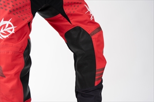 前傾しやすい前立て形状